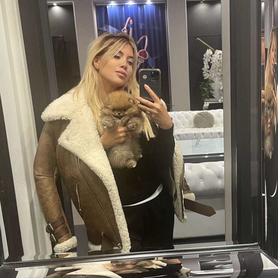 Wanda Nara y su pequeña chow chow.