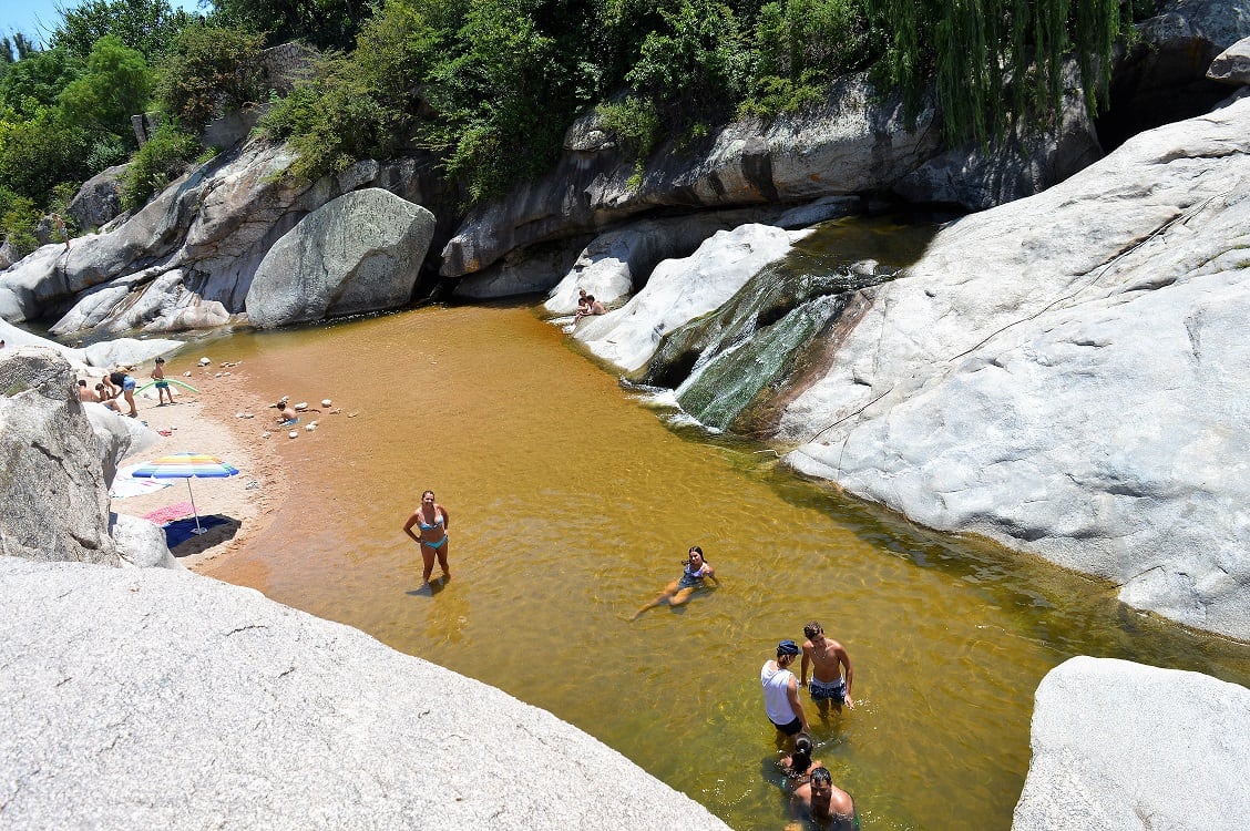 El balneario El Remanso, sobre el río Chico. en Nono. Pocos de agua, entre playas de arena y cascadas. (La Voz)