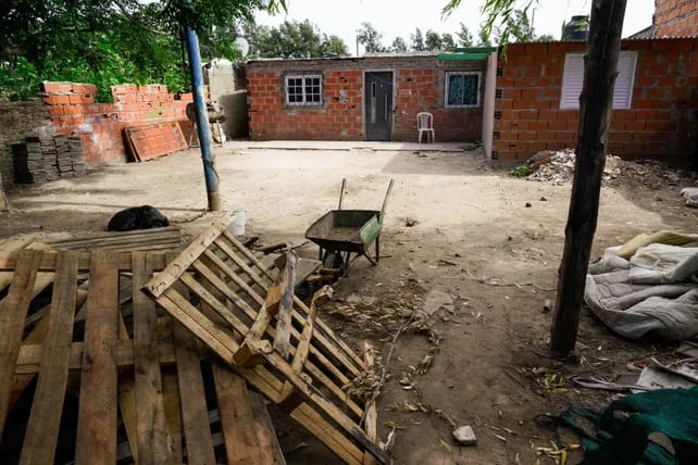 La casa está abandonada porque fue usurpada por una banda narco