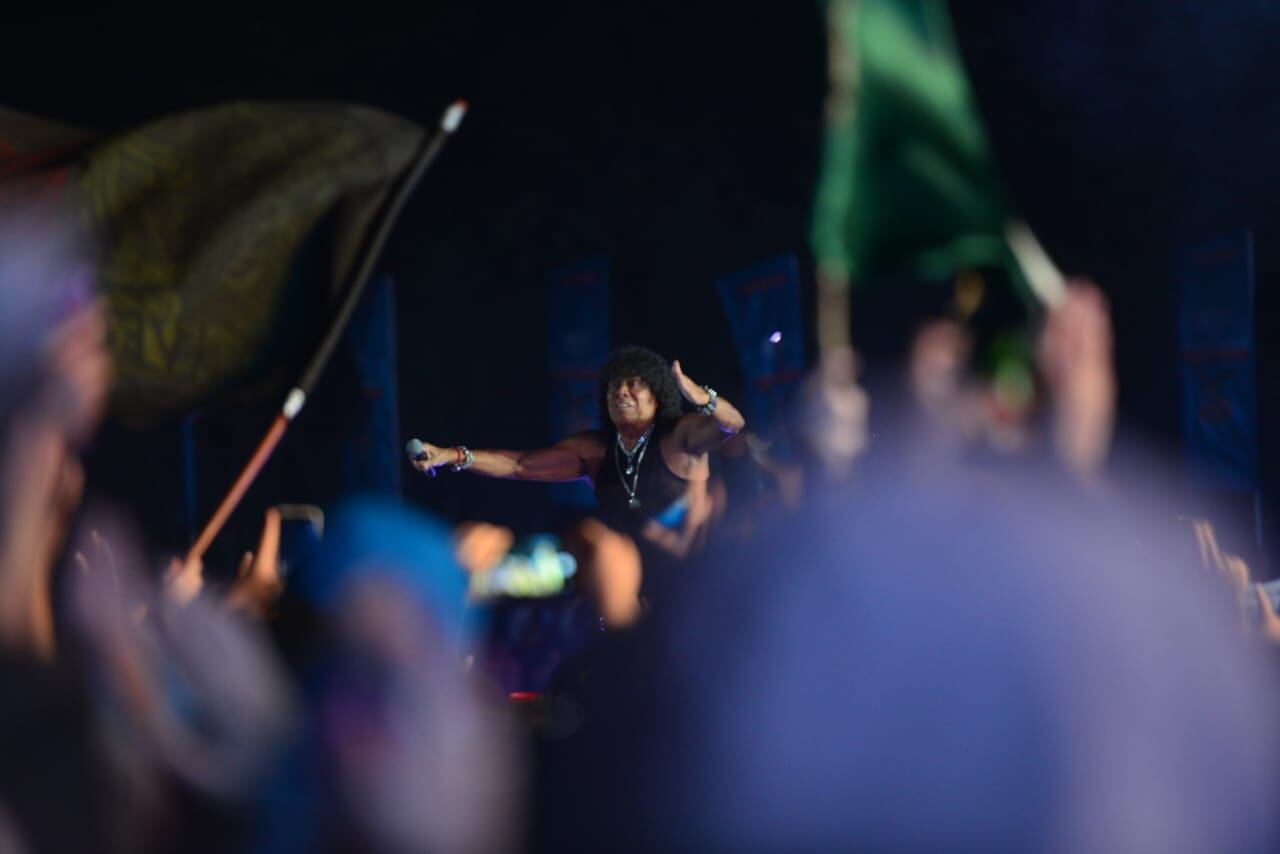 Carlos "La Mona" Jiménez, embanderado en Cosquín Rock. (Javier Ferreyra)