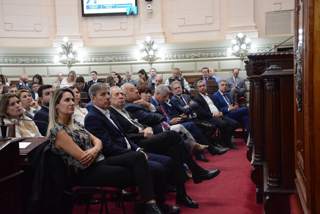 Primera fila: la senadora Carolina Losada, el diputado nacional Roberto Mirabella y los intendentes Emilio Jatón (Santa Fe), Pablo Javkin (Rosario) y Luis Castellano (Rafaela).