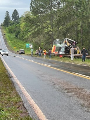 Accidente en Gobernador Roca: son tres las víctimas fatales tras el despiste del ómnibus.