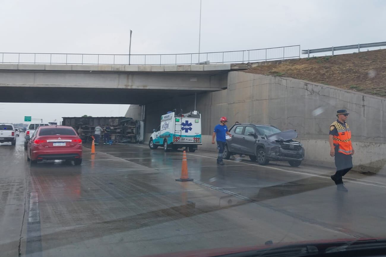 Choque en la circunvalación en el anillo interno a la altura del Kempes.