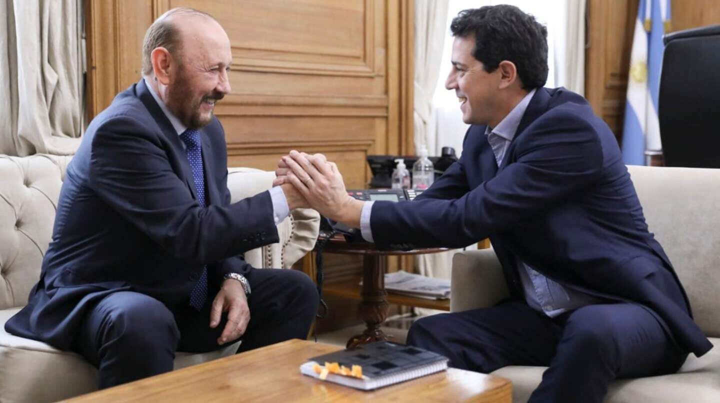 El gobernador de la provincia de Formosa, Gildo Insfrán, junto a Wado de Pedro, ministro del Interior, durante una reunión en 2019. (Prensa Ministerio del Interior).