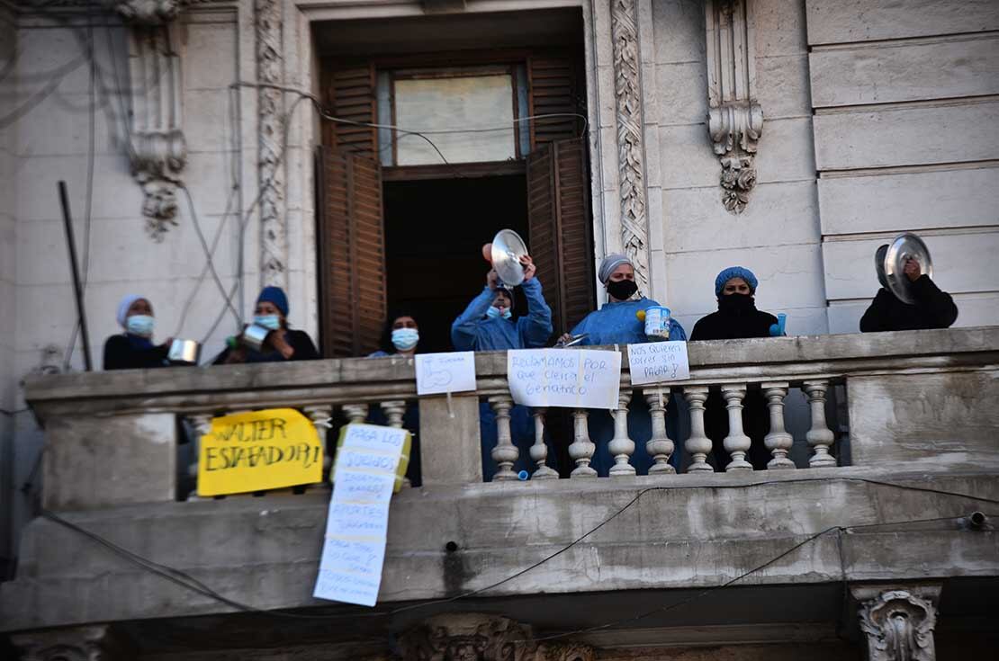 Empleados del geriátrico el ángel protestan por el cierre del mismo frente a la plaza San Martin
Fotografia Pedro Castillo