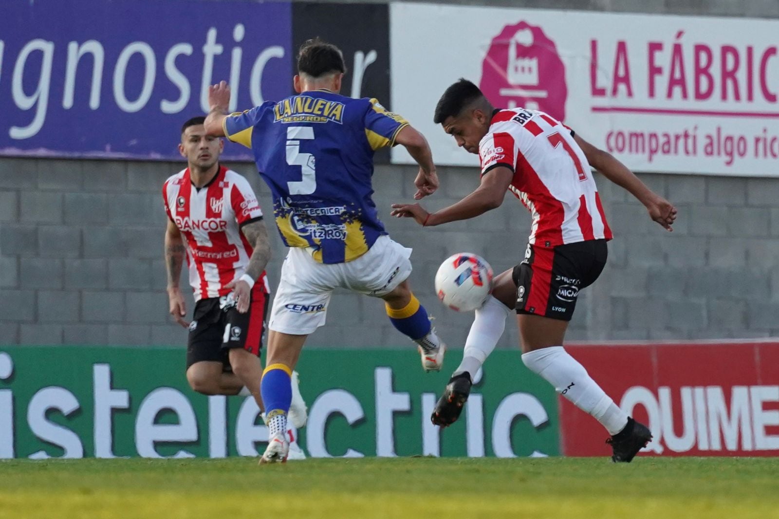 En un partido muy luchado en la cancha del Bohemio, Instituto se la juega ante Atlanta. (Prensa Instituto)