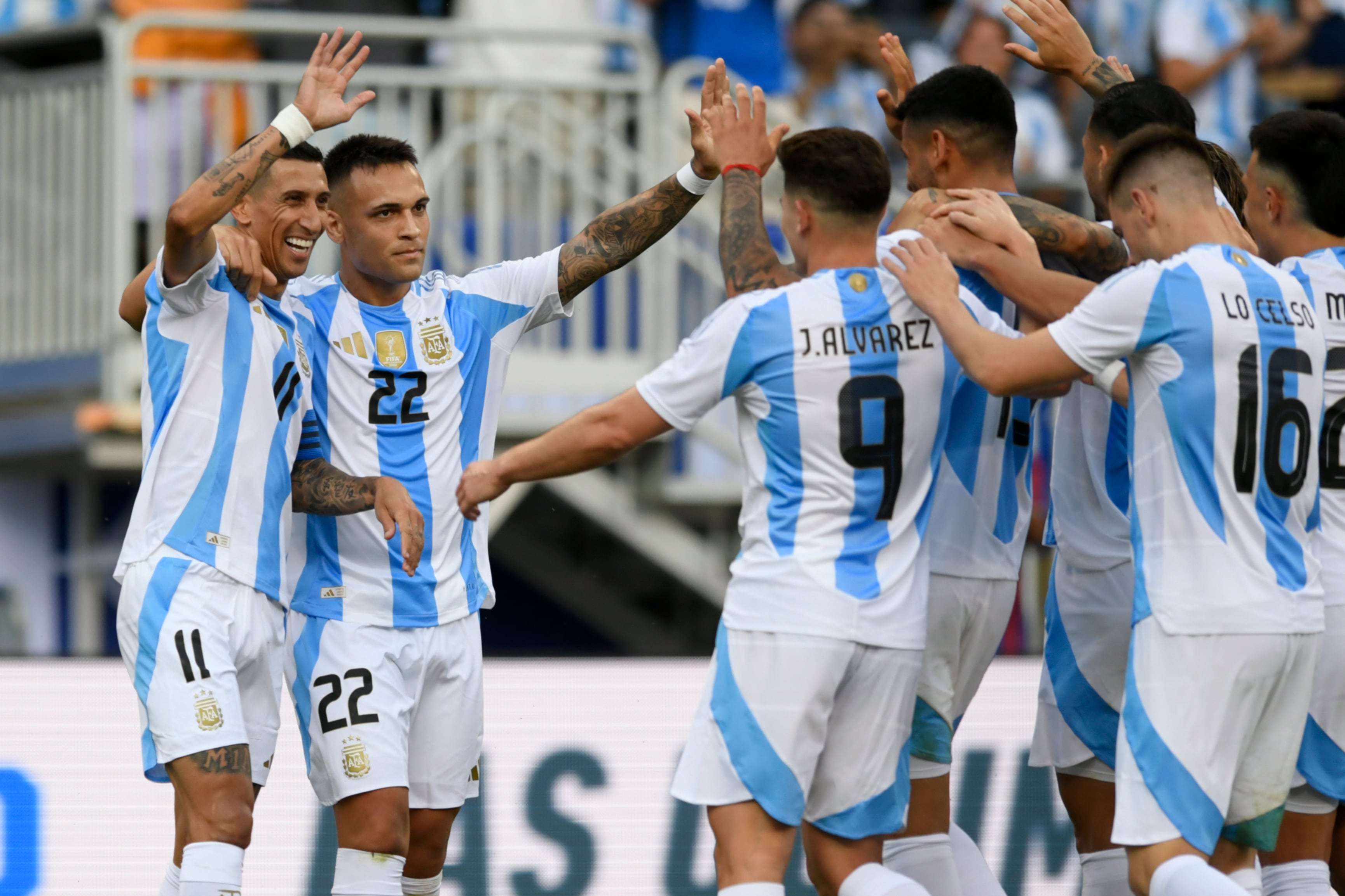 Ángel Di María (11) celebra con sus compañeros tras anotar un gol para Argentina en el primer tiempo del partido amistoso contra Ecuador, el domingo 9 de junio de 2024, en Chicago. (AP Foto/Paul Beaty)