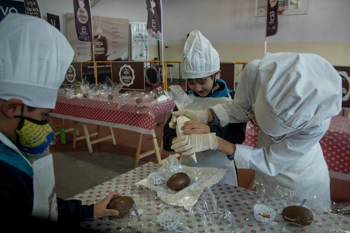 Con glasé y confites de colores, los chicos decoraron sus huevos de chocolate.