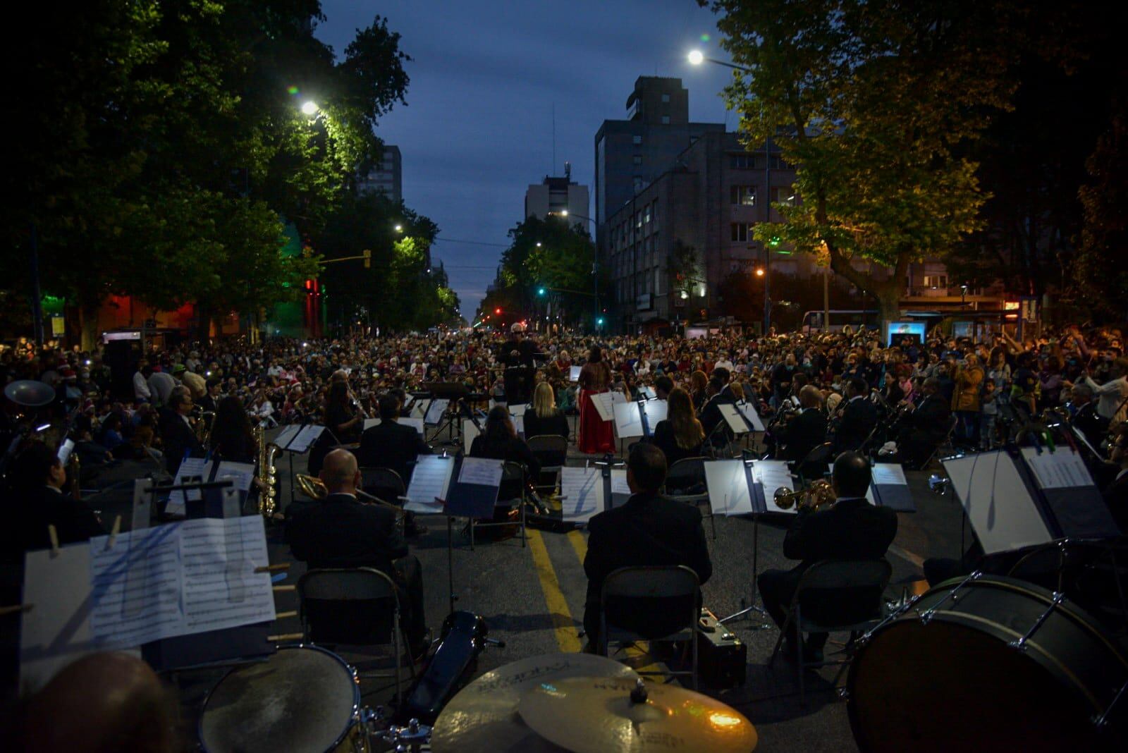 La Banda Sinfónica Municipal interpretó un repertorio que fue muy celebrado por el numeroso público que se acercó al evento.