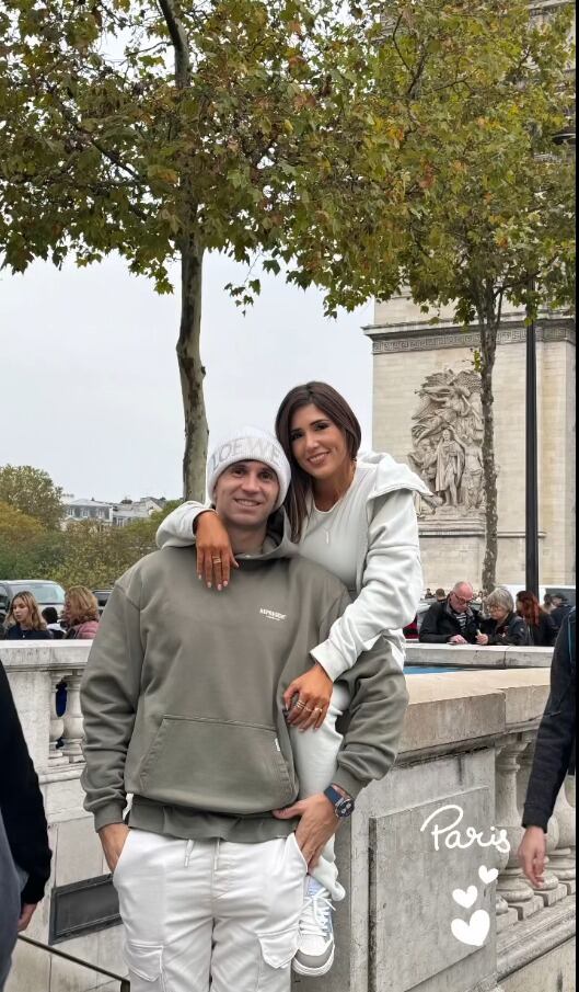 Dibu y su esposa en París, previo al Balón de Oro