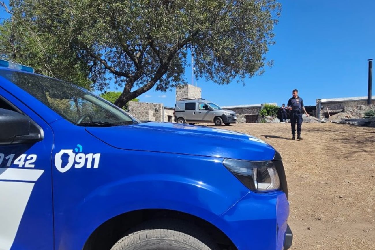 Asalto y muerte. Policías trabajan en el lugar donde, el sábado a la noche, se produjo el asalto que terminó en homicidio, en las afueras de La Granja. (Radio Jesús María)