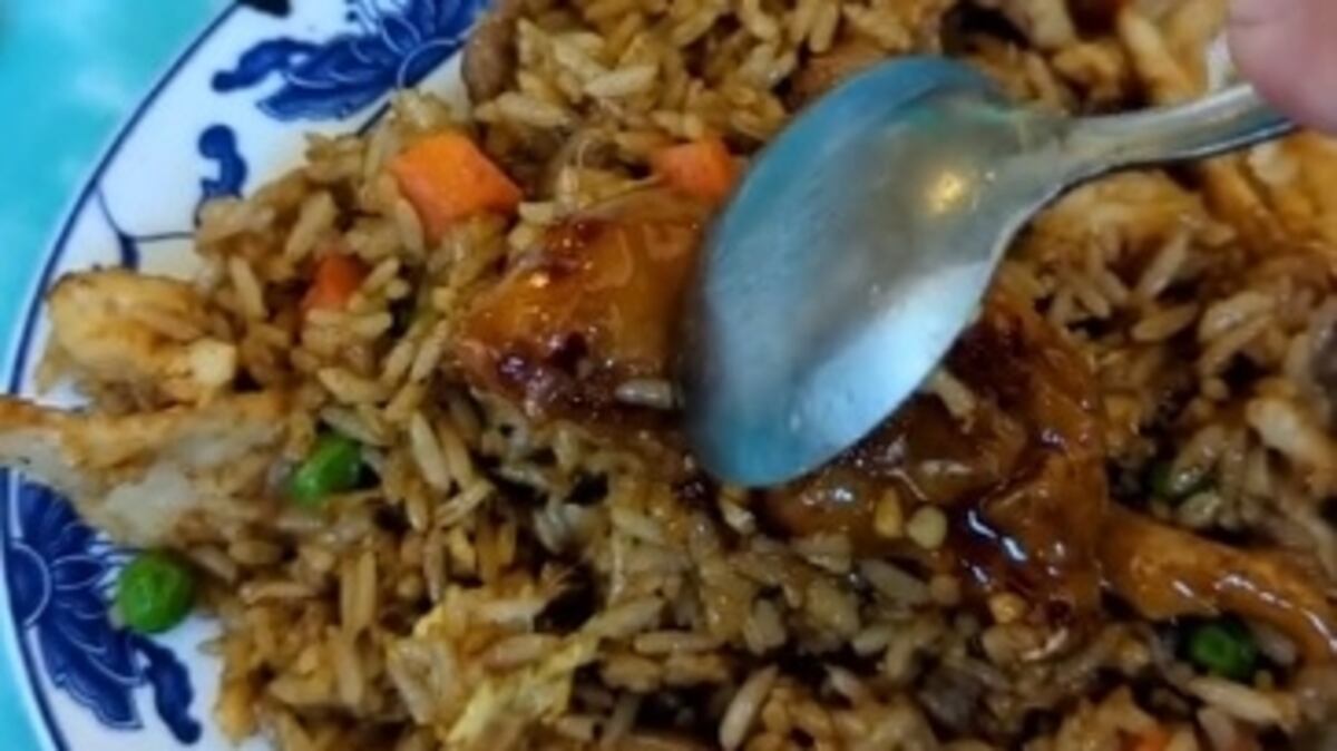 Pidió arroz frito en un restaurante chino y encontró en su plato un ingrediente inesperado