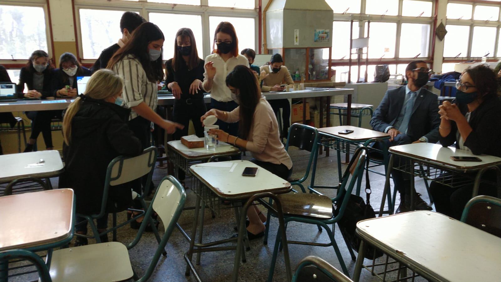 Estudiantes de 7º año de la orientación Técnico Químico junto a la docente Silvina Vizgarra