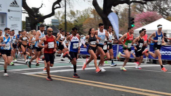 Las maratones de 42k y 21k coincidieron en horario y en la etapa inicial de su recorrido.