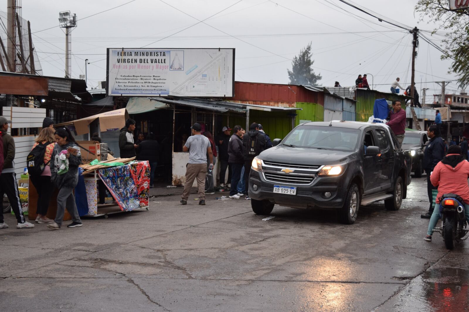 Los comerciantes que pudieron llegar a tiempo para salvar sus mobiliarios y mercaderías, sacaron todo a la calle durante la madrugada.