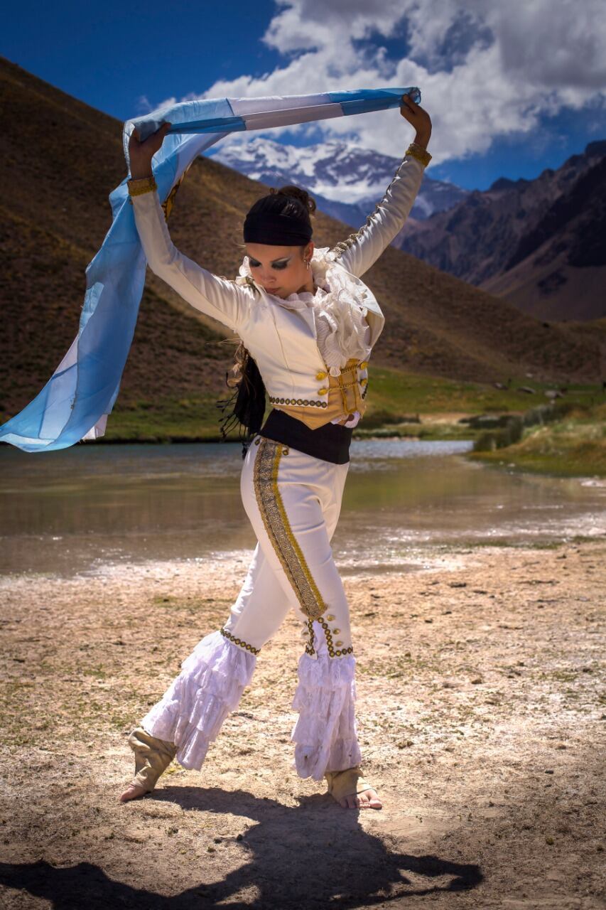 Florencia Álvarez bailando con el Aconcagua de fondo.