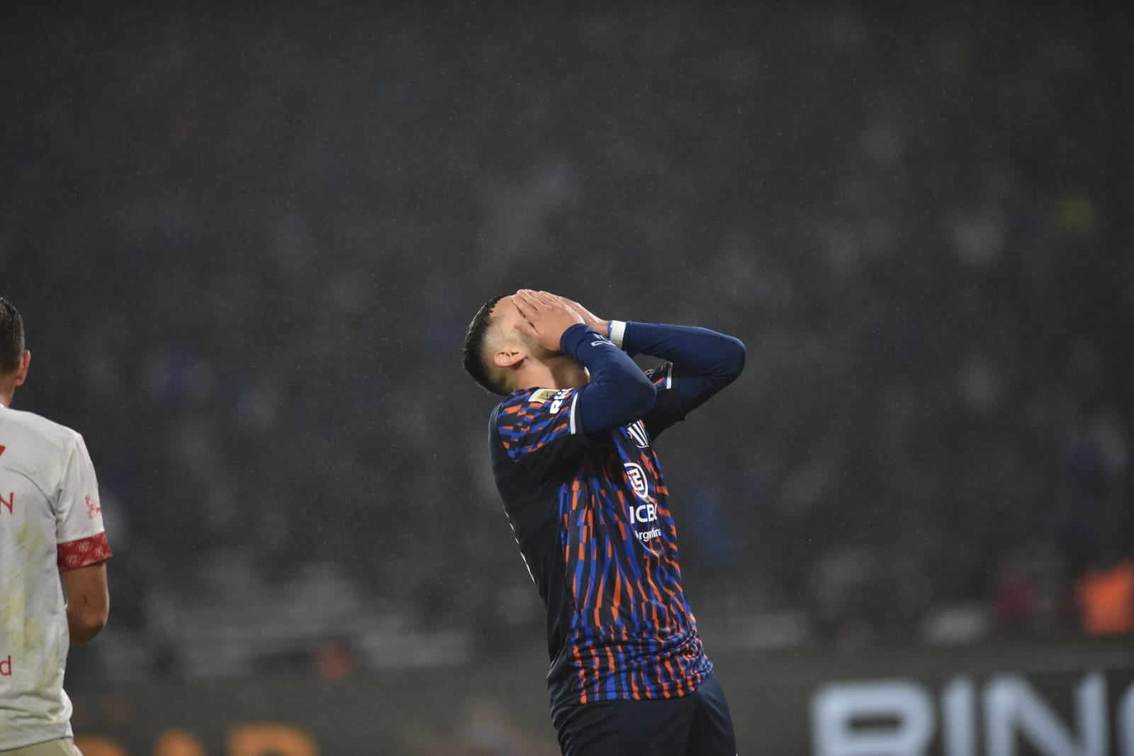 Nahuel Bustos se toma el rostro. Se acababa de perder el gol del triunfo ante Unión, en el final del partido. Terminó 0-0. (Javier Ferreyra / La Voz)