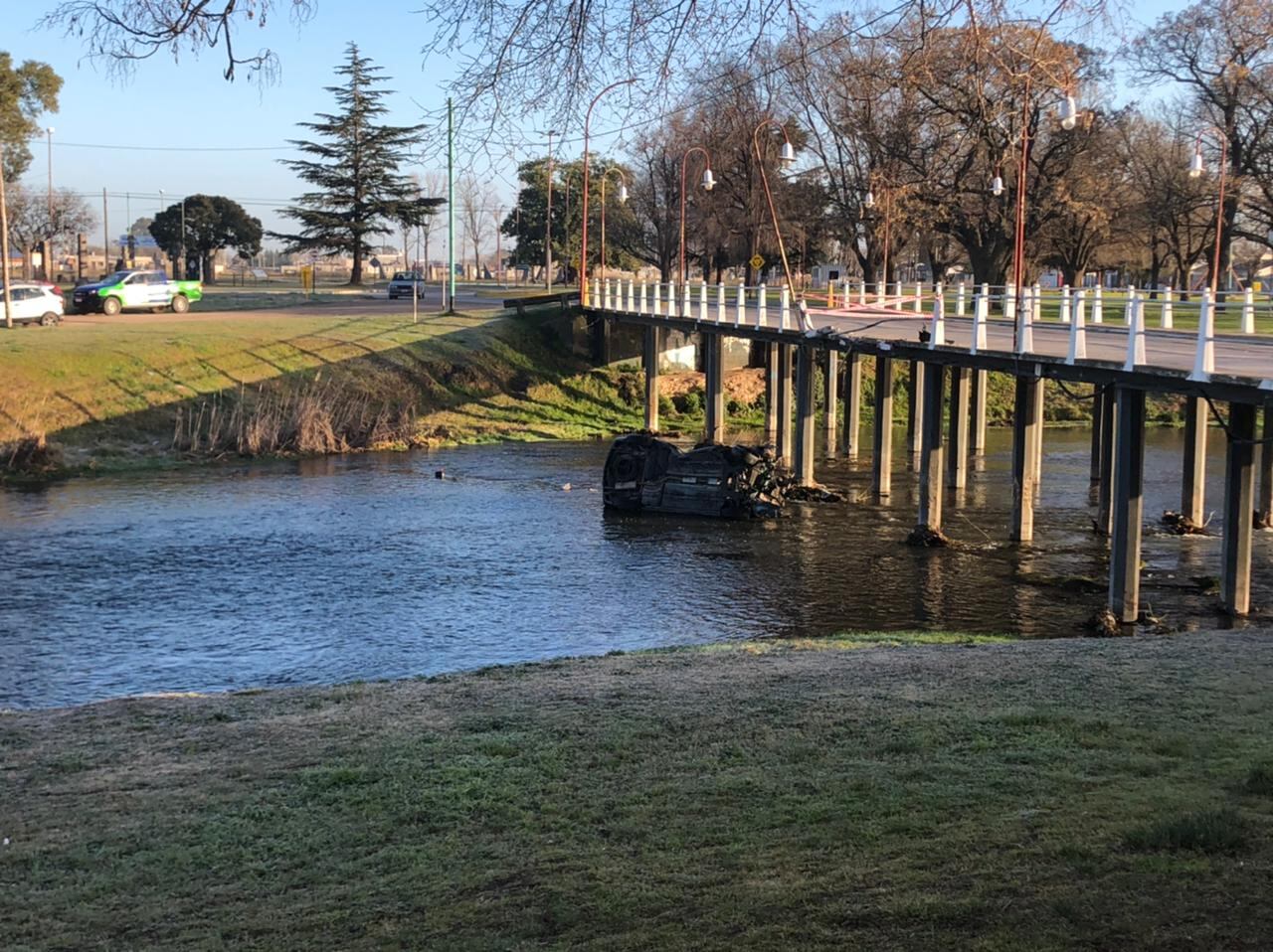 Un auto cayó al arroyo Azul