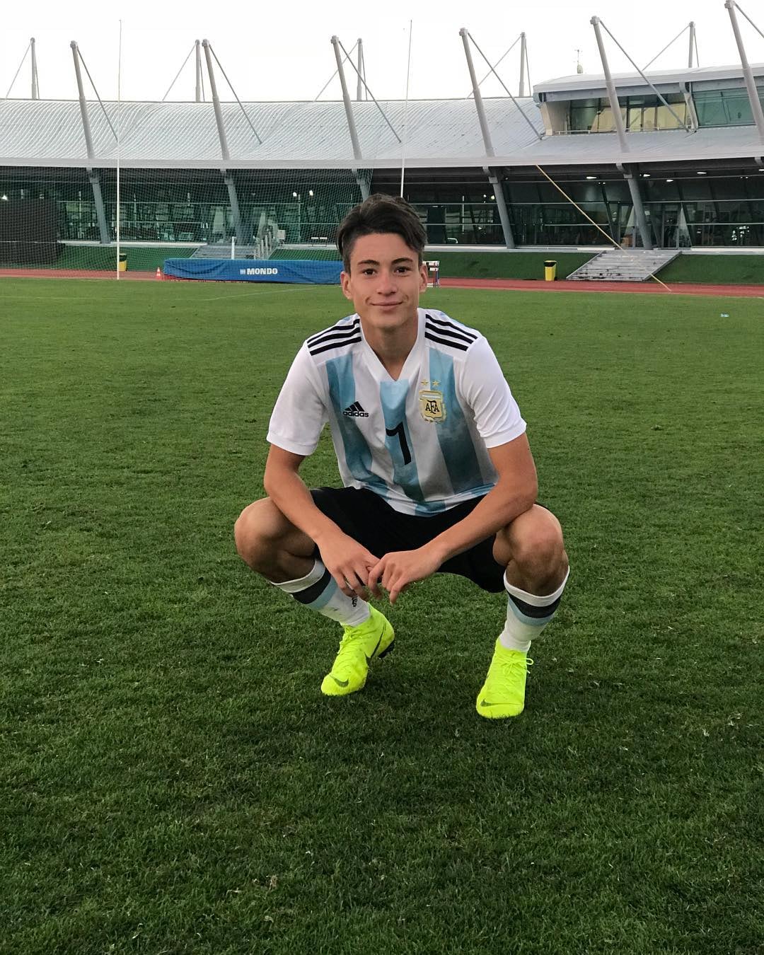 Inició en dos clubes marplatenses, pasó a Vélez y fue fichado por la Juve y ya jugó en el seleccionado argentino Sub 17. “No dimensionamos lo que está viviendo”, relató su familia.