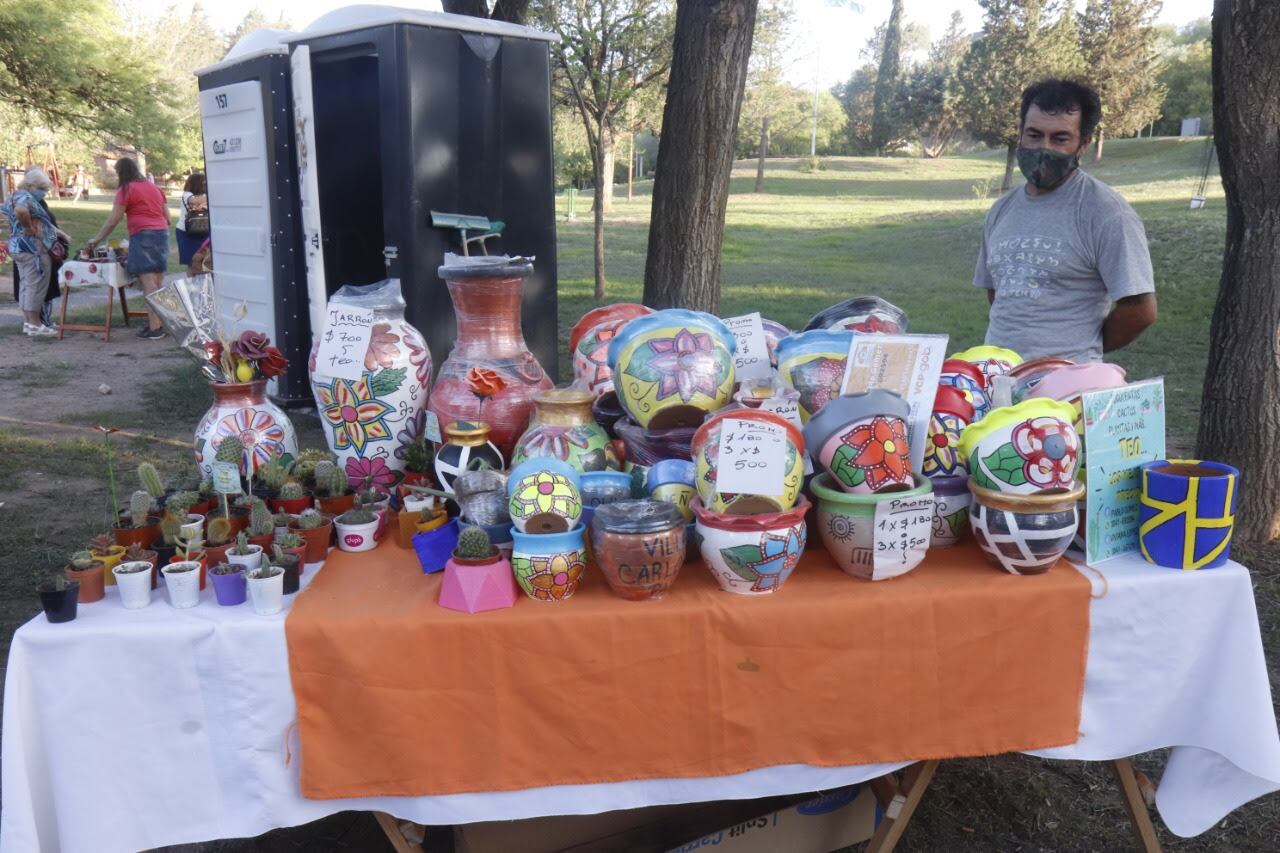 Uno de los tantos emprendedores locales junto a sus creaciones.