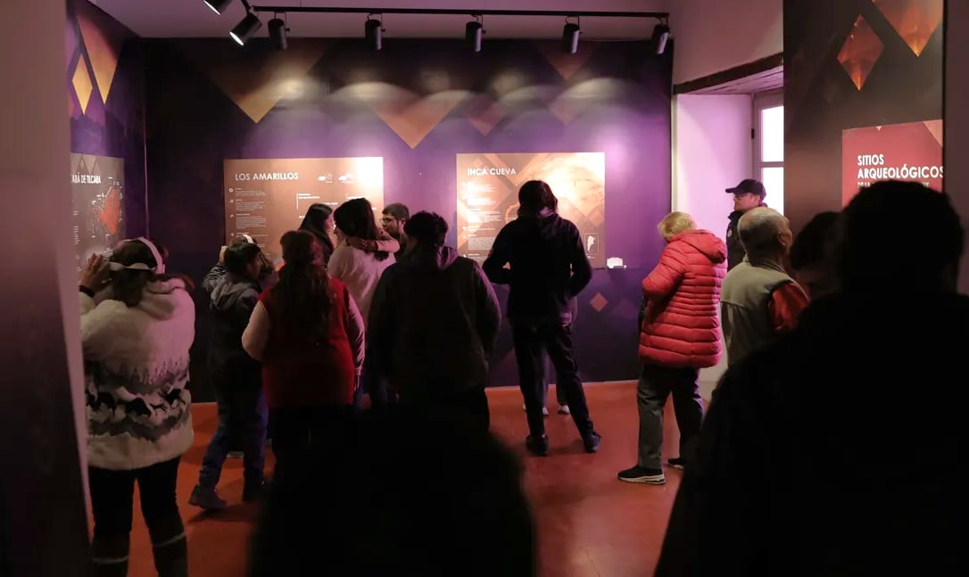 El público recorre con notorio interés las ocho salas que componen el Museo del Cabildo de Jujuy.