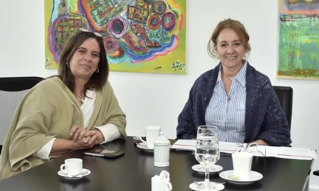 La ministra de Educación Teresa Bovi (der.) y la secretaria de Equidad Educativa, Fernanda Montenovi, informaron que el adolescente atacado y su familia son asistidos por el equipo territorial del Servicio de Acompañamiento Escolar.