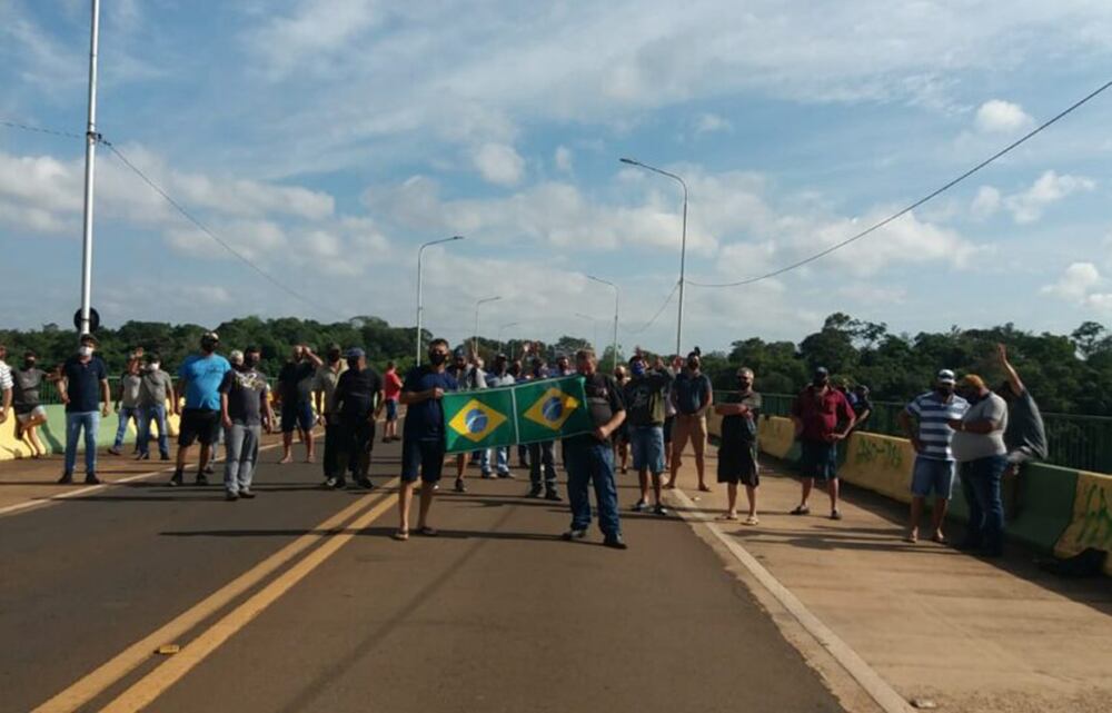 Se mantiene el corte de camioneros en el Puente Internacional Tancredo Neves