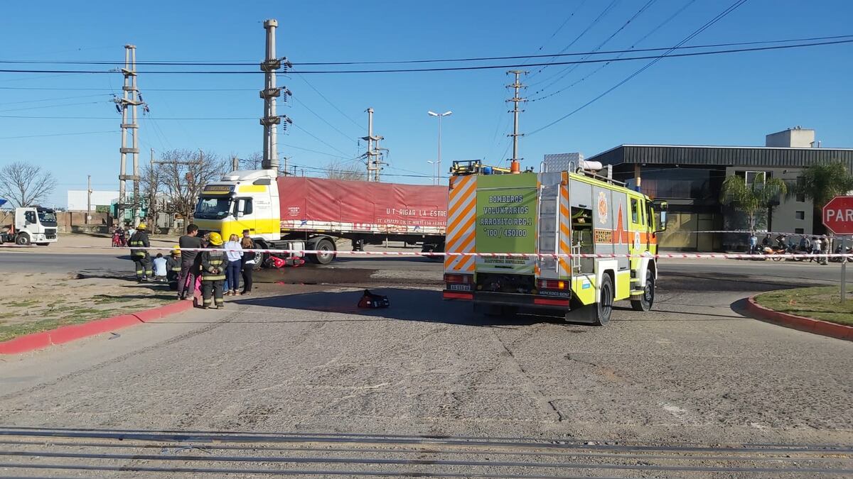 Arroyito: un hombre murió en un accidente entre una motocicleta y un camión
