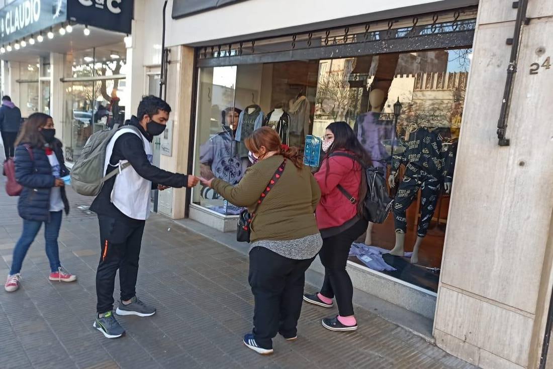 Jóvenes voluntarios recorrieron los comercios rafaelinos