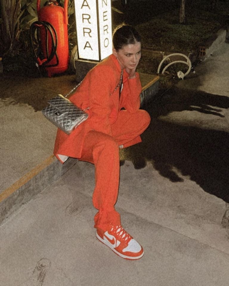 La china posó con un modelo parecido de la zapatilla deportiva, pero en naranja.