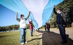 Para este viernes patrio, Eldorado lució la bandera argentina confeccionada localmente.