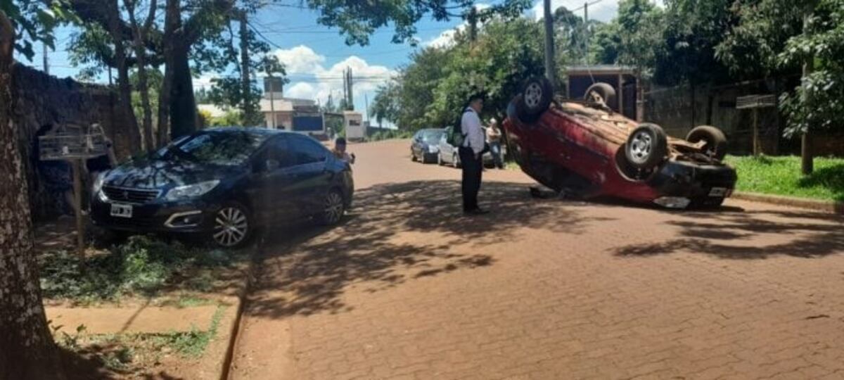 Conductor chocó un auto estacionado y volcó en Posadas