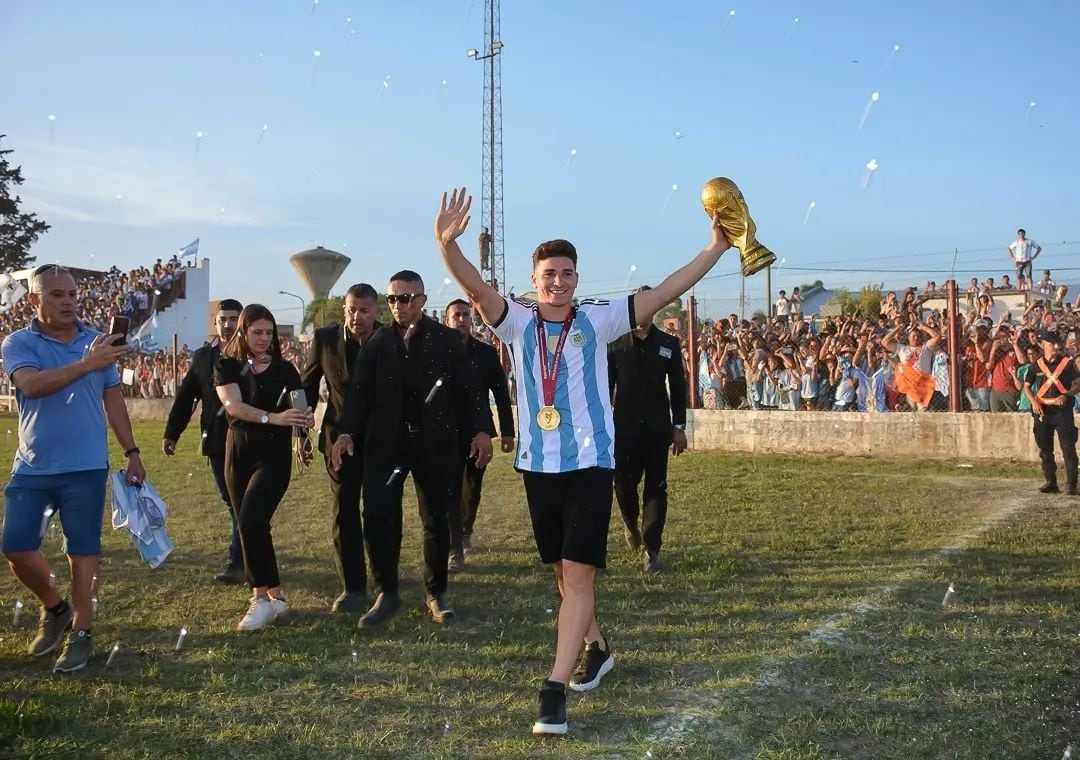 Julián Álvarez fue recibido como un héroe en Calchín, la localidad donde nació. Un año inmejorable. (Gentileza Instagram Club Atlético Calchín / Ana Faustina Fotografia)