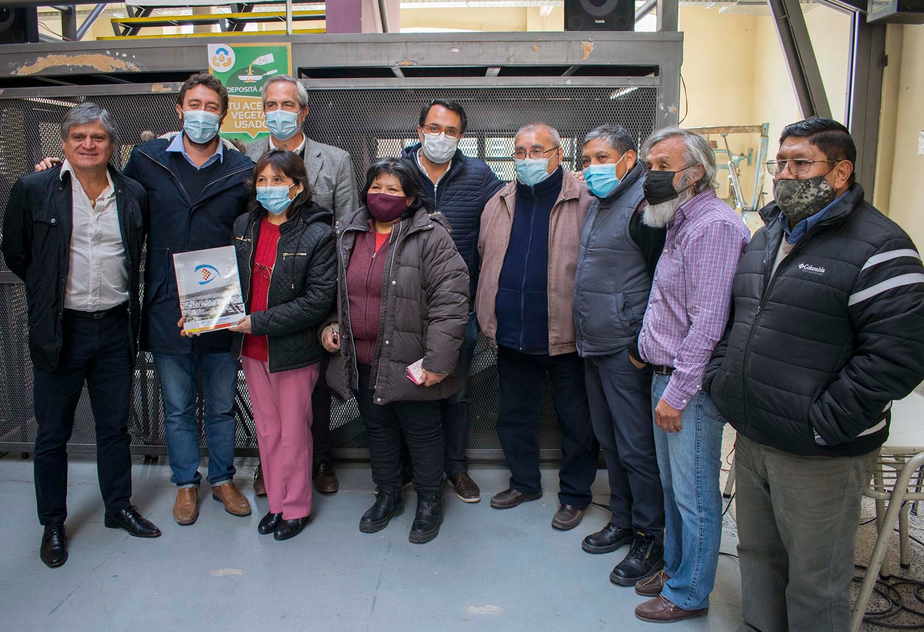 Integrantes del cuerpo docente de la  Escuela de Educación Técnica nº 1 "Escolástico Zegada" recibieron a los concejales de la ciudad que entregaron la declaración "de interés municipal" al 105° aniversario del establecimiento.