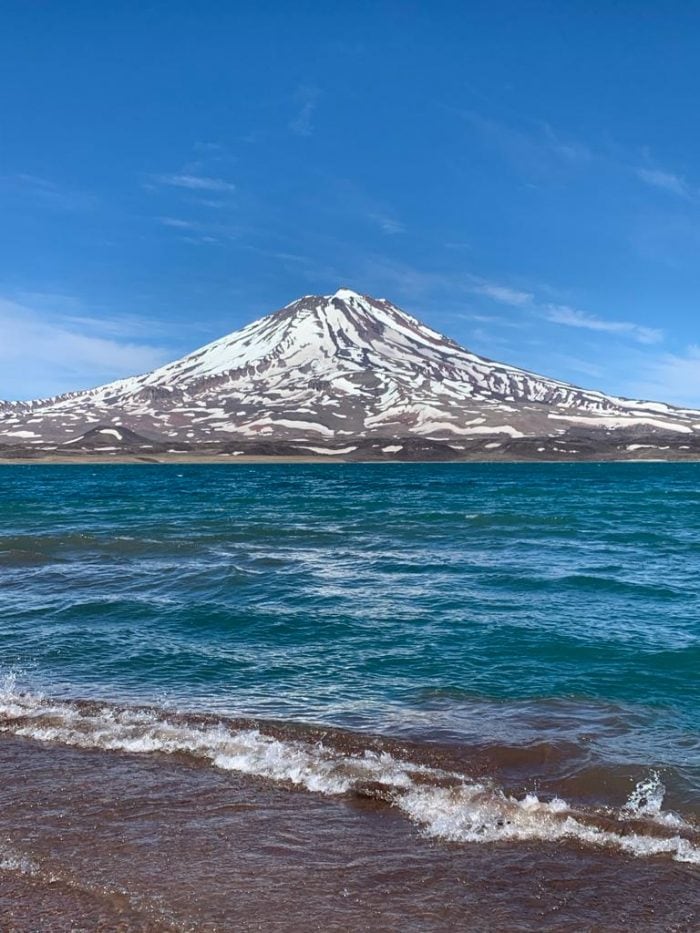 Paredes de hielo y nieve de más de 2 metros de altura en el camino hacia la Laguna del Diamante.