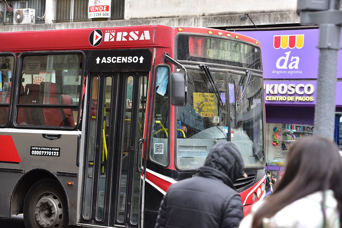 Transporte urbano de pasajeros en la ciudad de Córdoba. Omnibus colectivos bondis colectivo. (José Gabriel Hernández / La Voz)