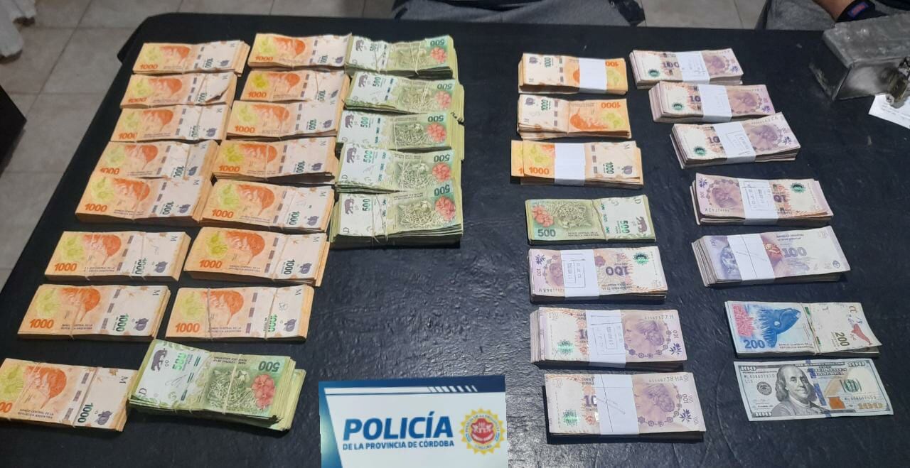 Allanamiento y secuestro de electrodomésticos, dinero y materiales de construcción. (Policía)