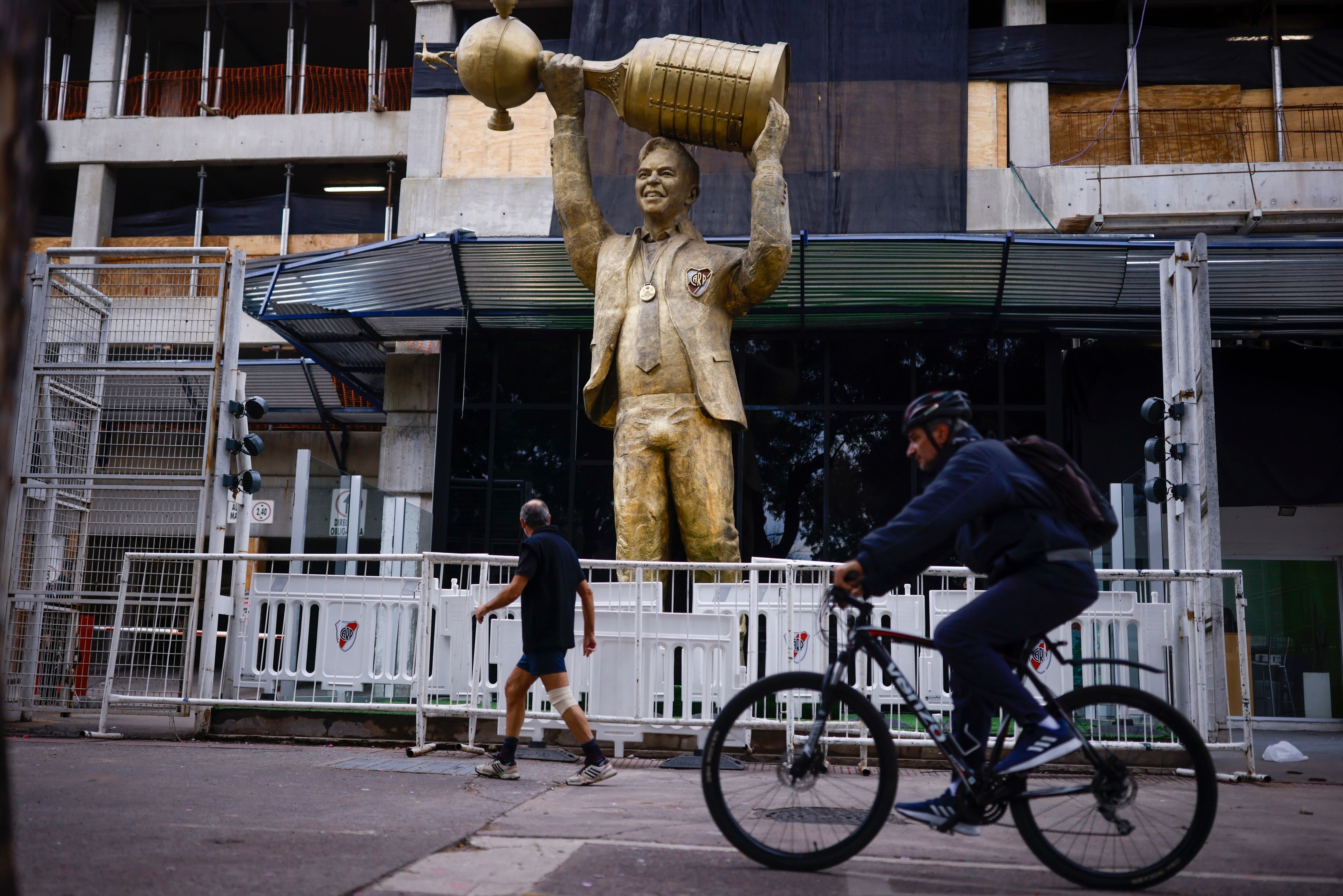 La estatua de Marcelo Gallardo. (AP Foto/Iván Fernández)