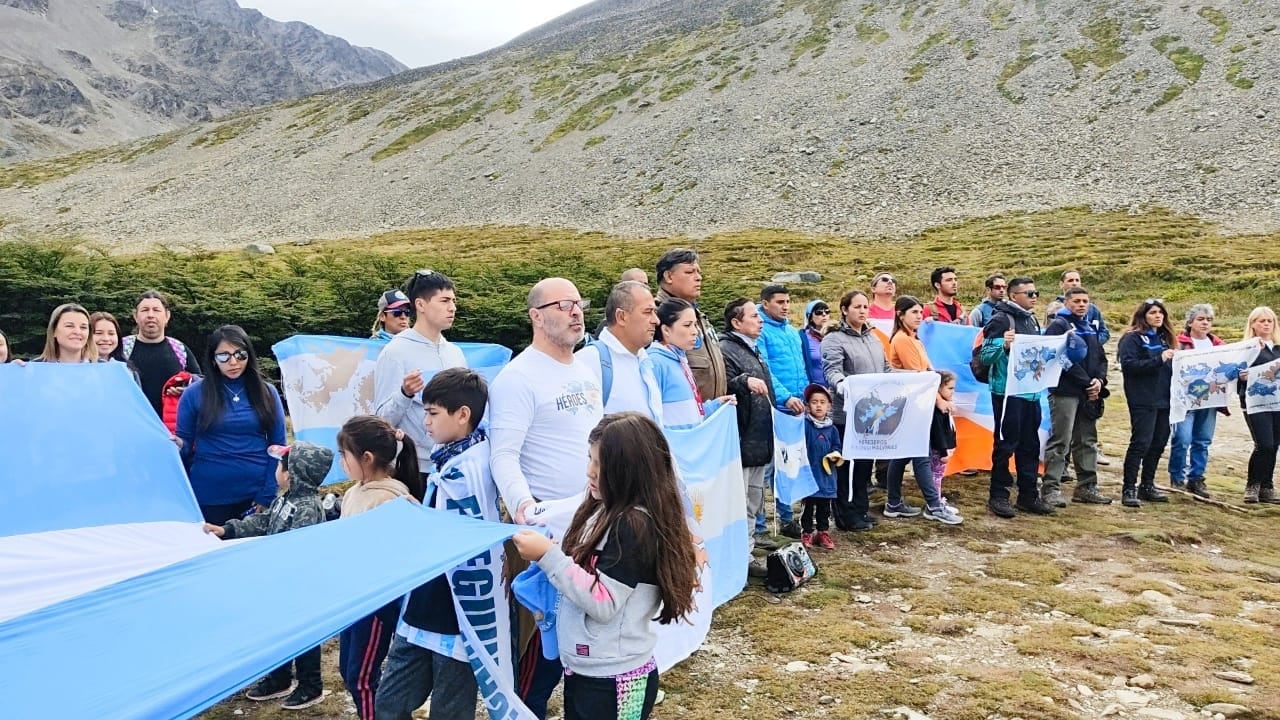 Momento de entonar las estrofas del Himno Nacional Argentino y la Marcha de Malvinas - día sábado.