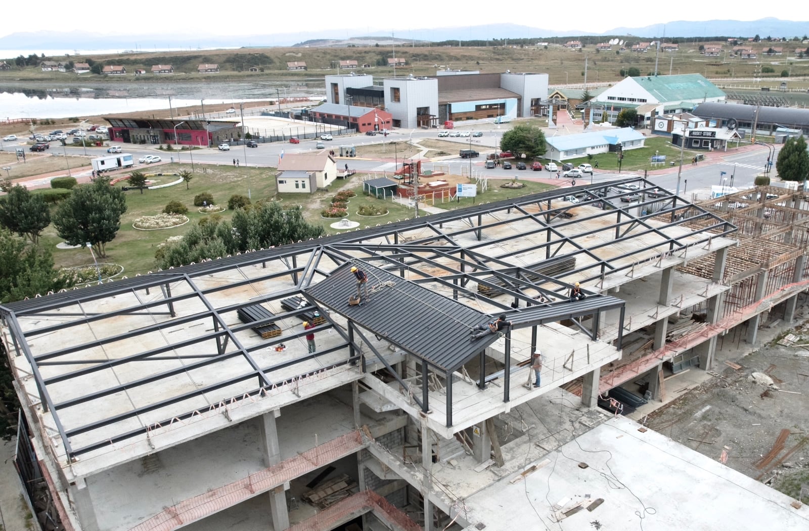 Comenzó el techado en la obra del Hospital Regional Ushuaia.