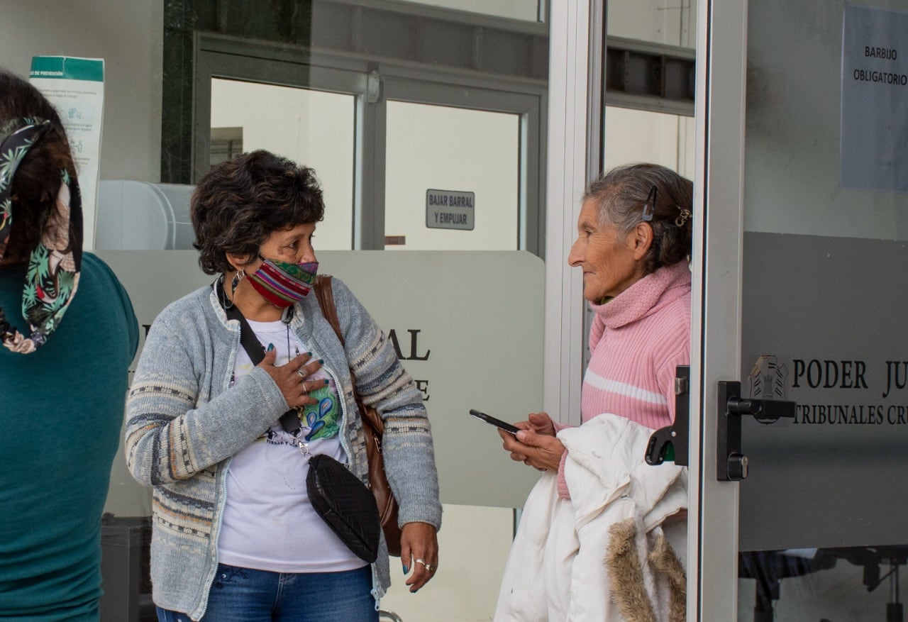 En la puerta de tribunales, las dos madres. La de Cecilia Basaldúa, la víctima; y la de Lucas Bustos, el imputado. (Gentileza Juan Mazeo)