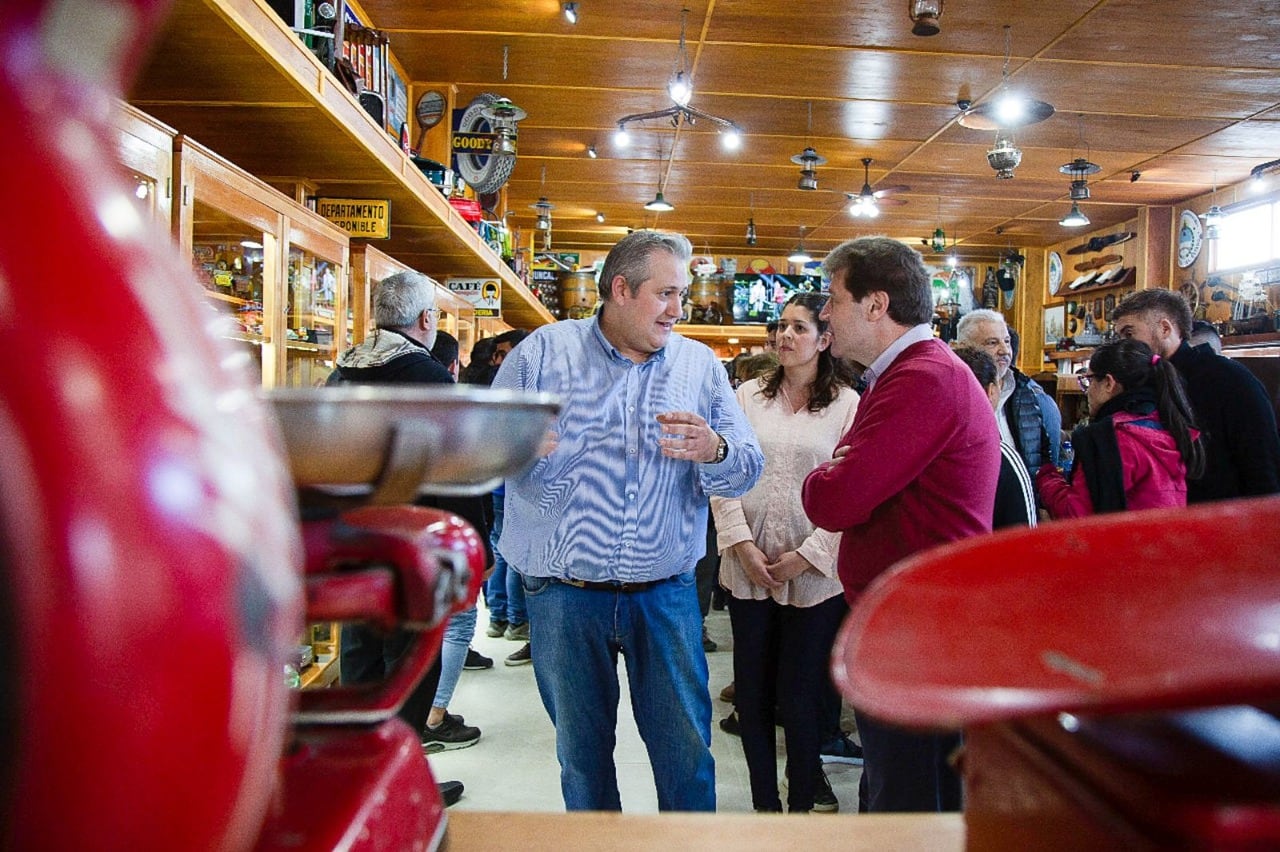 Pedro Fernández comentó al gobernador Melella, de qué se trata el Museo "Raíces Fueguinas" y qué puede observarse en sus vitrinas. 