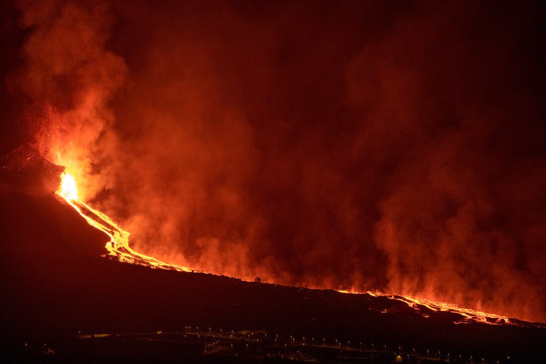 Lava fluye de un volcán en la isla canaria de La Palma, España, en la madrugada del martes. (AP)