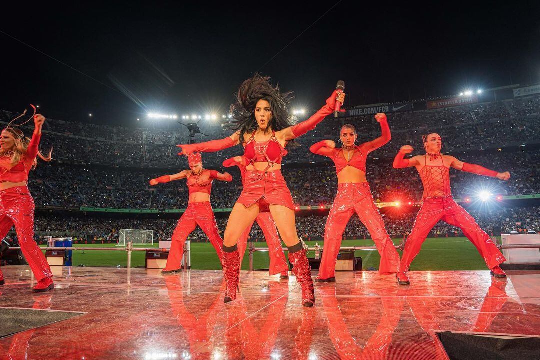 Lali Espósito la rompió en el Camp Nou