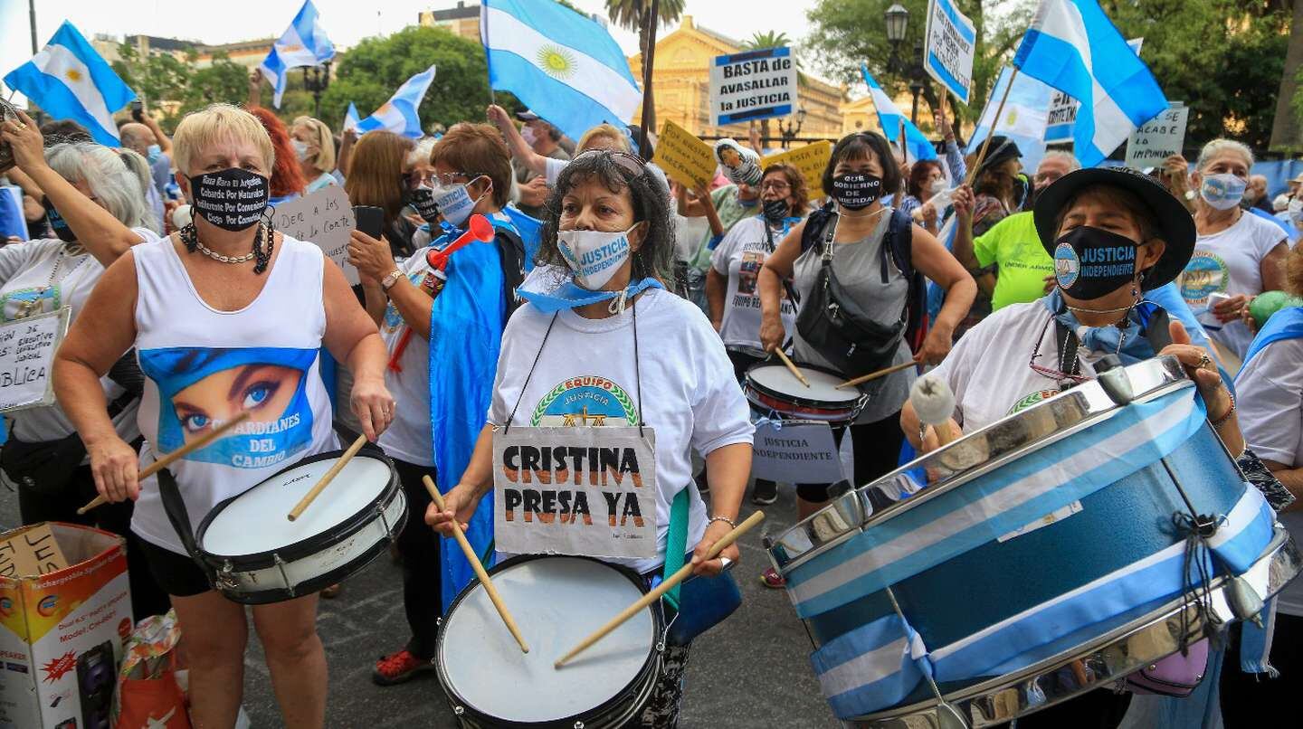 La manifestación frente al Palacio de Tribunales busca apoyar a la Corte Suprema.