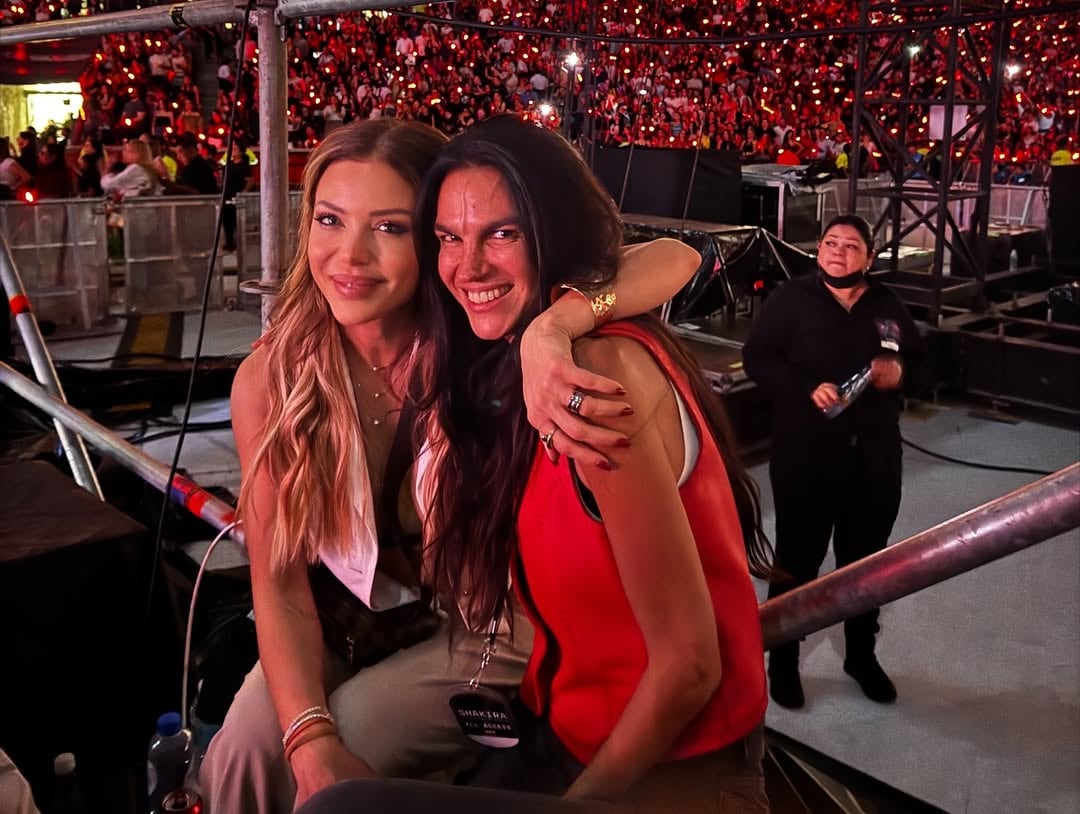 En México, Evangelina Anderson y sus hijas disfrutaron del increíble show de Shakira desde el sector VIP