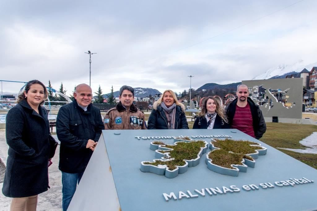 El diputado VGM Aldo Leiva, visitó la "Capsula del tiempo".