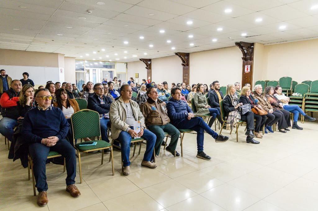 El Conversatorio “Sanidad en Malvinas”, se desarrolló en uno de los salones del IPRA-Ushuaia.