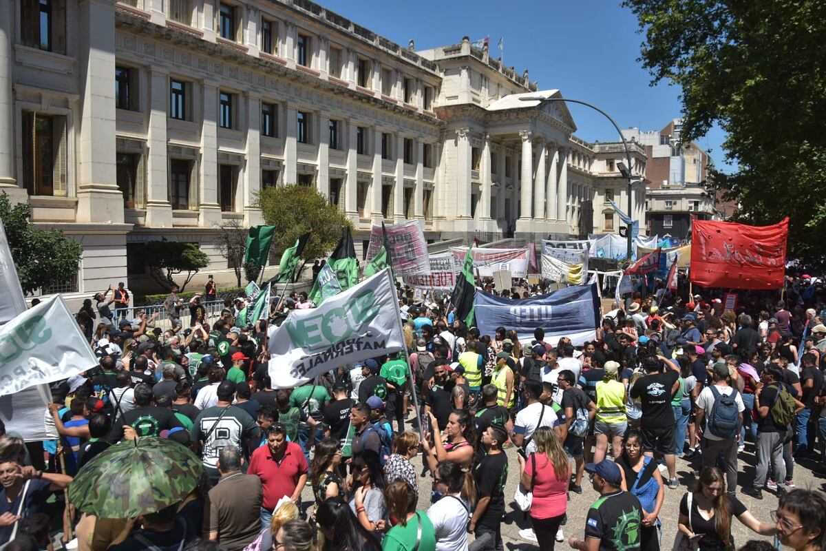 En fotos y videos: la masiva marcha en Córdoba contra “el ajuste de Milei”