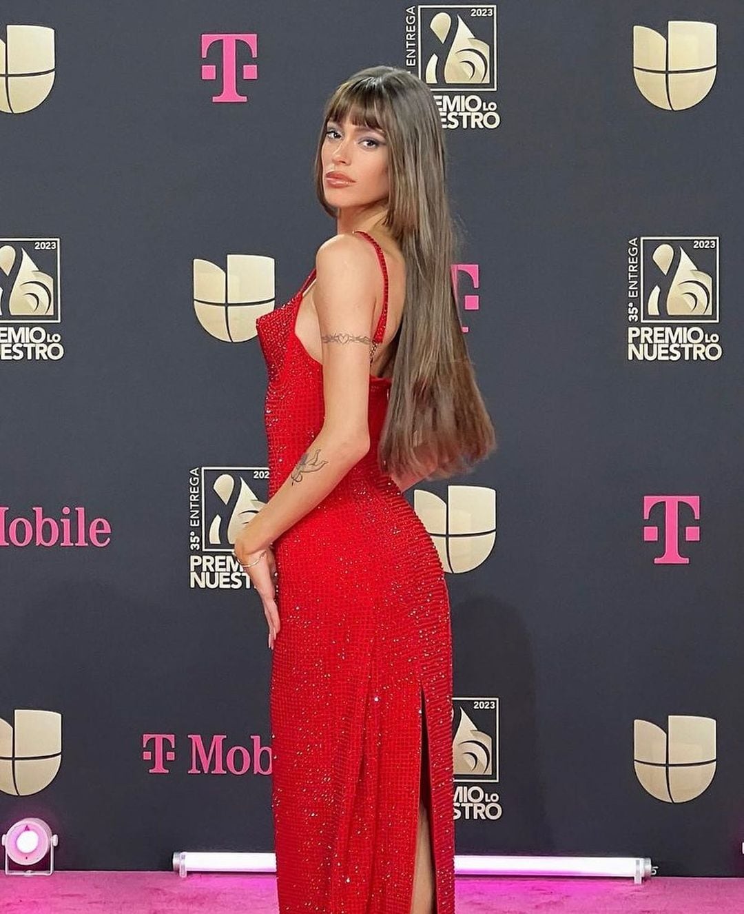 El nuevo look de Tini en un vestido rojo ajustado y su nuevo corte de pelo a lo Femme Fatale